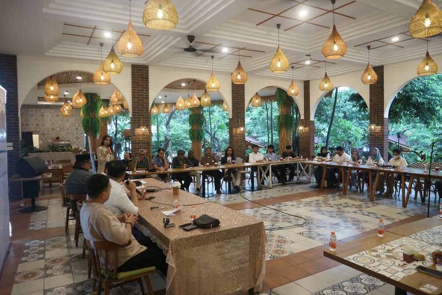Meja diskusi berbentuk O