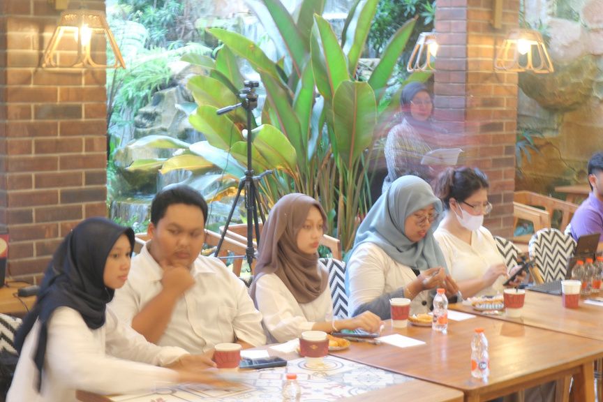 Peserta aktif berdiskusi